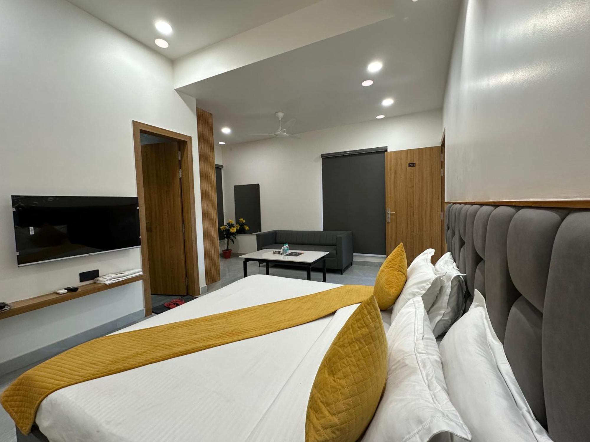 Hotel Sky Way Inn Hisār Dış mekan fotoğraf